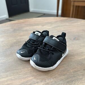 Nike infant/toddler black tennis shoes size 4c